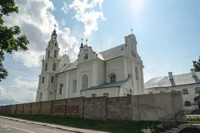 Белы касцёл і кляштар францысканаў