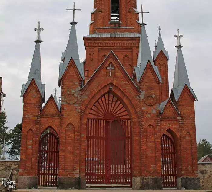 Неагатычная брама ў пасёлку Івянец