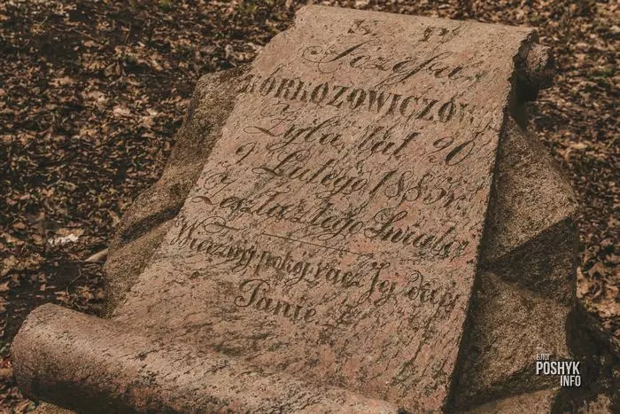 Магіла каля касцёла ў Раванічах.