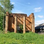 Заброшенная церковь святых Петра и Павла в деревне Старинки Заброшенная церковь святых Петра и Павла в деревне Старинки