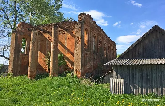 abandoned temple in Starinki