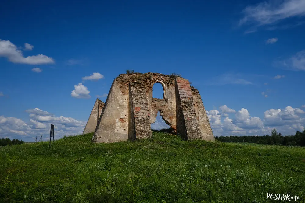 Руіны капліцы Нонхартаў у вёсцы Гайцюнішкі Капліца-пахавальня Нонхартаў
