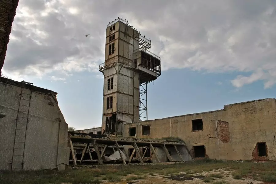 Abandoned Workshop of the Dagdiesel Plant in Kaspiysk