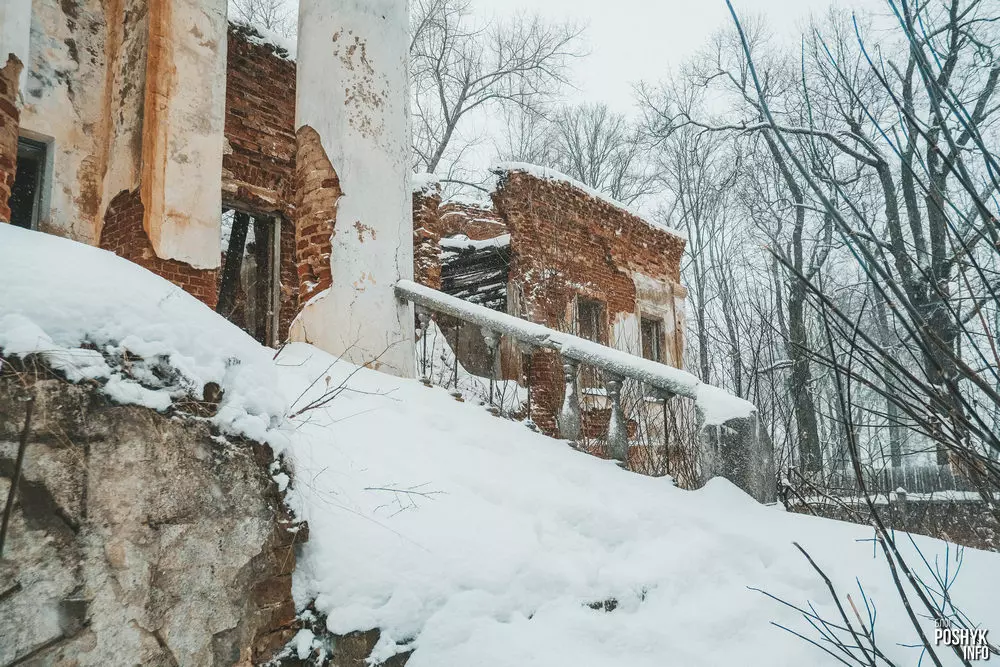 Разбураная балюстрада сядзібы Раванічы