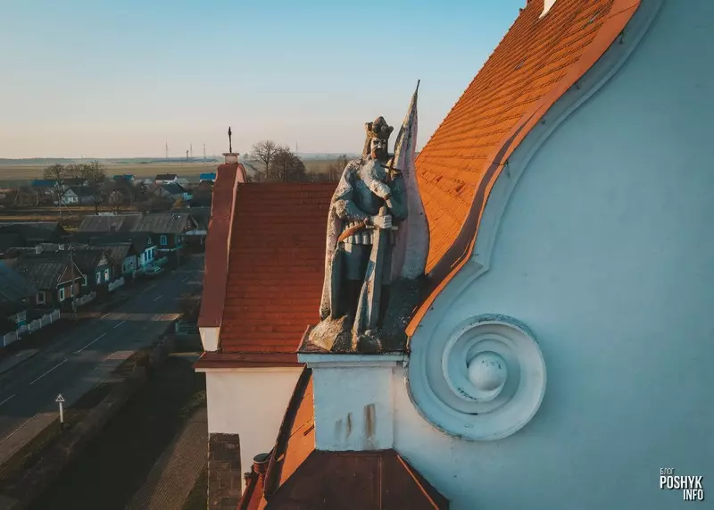 Незвычайная статуя на касцёле ў Солах Незвычайная статуя на касцёле ў Солах