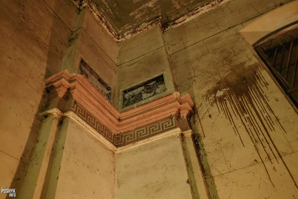 What does the synagogue in Oshmyany look like inside?