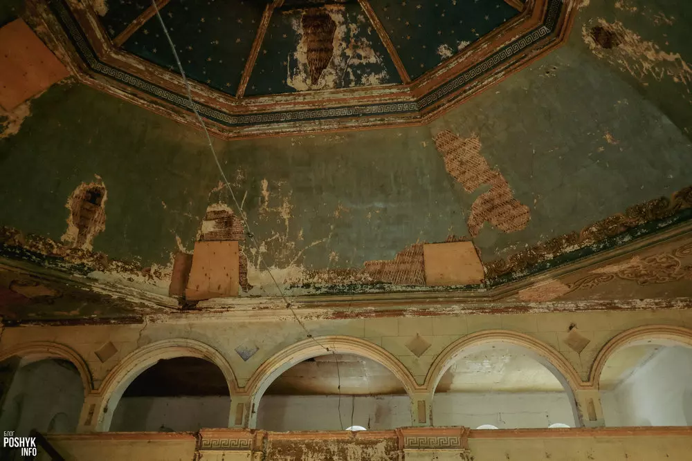 Women's floor in the synagogue
