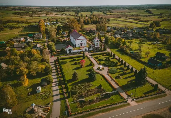 Касцёл Святой Ганны і шыкоўны парк у Мосары