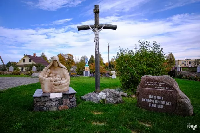 Незвычайныя скульптуры ў вёсцы Удзела