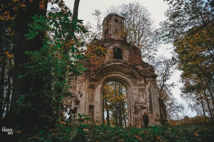Сядзіба Дамейкаў Сітцы, руіны брамы