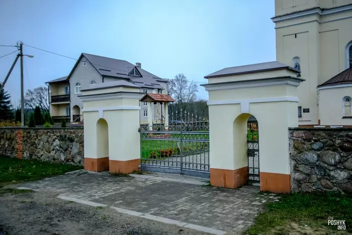 Брама касцёла ў вёсцы Міхалішкі