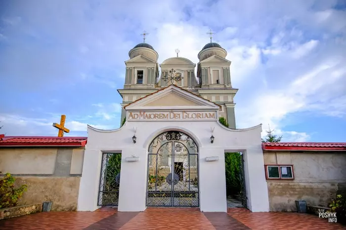 Касцёл Святога Тадэвуша брама, Лучай Касцёл Святога Тадэвуша брама, Лучай