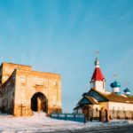 Церковь и руины в деревне Ленино