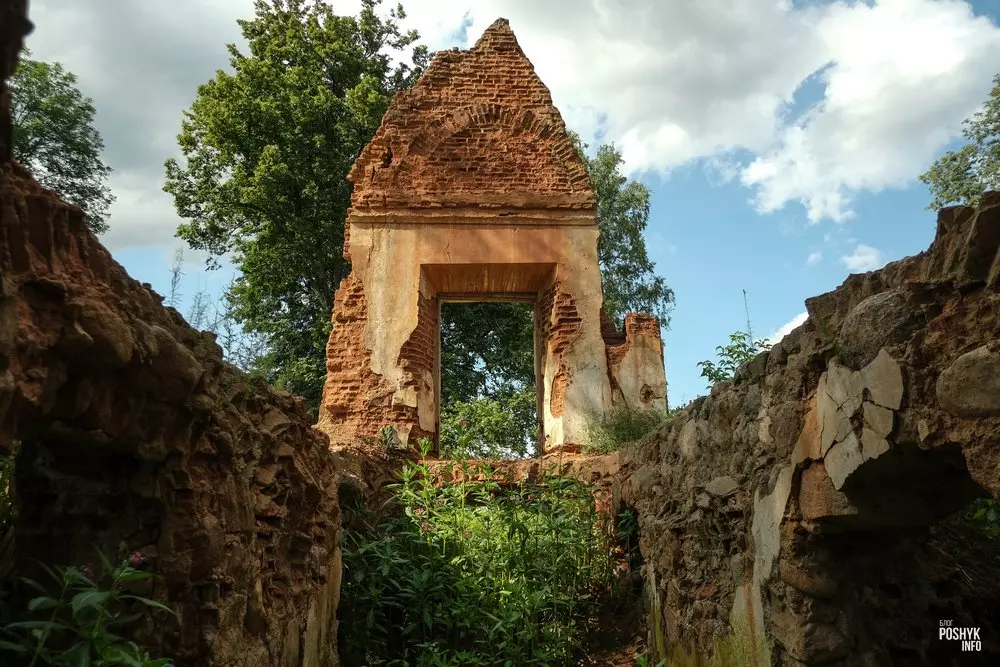 Abandoned manor in the village of Ivenets