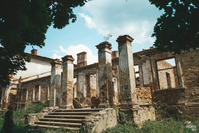 Незвычайная сядзіба ў вёсцы Каштанаўка.