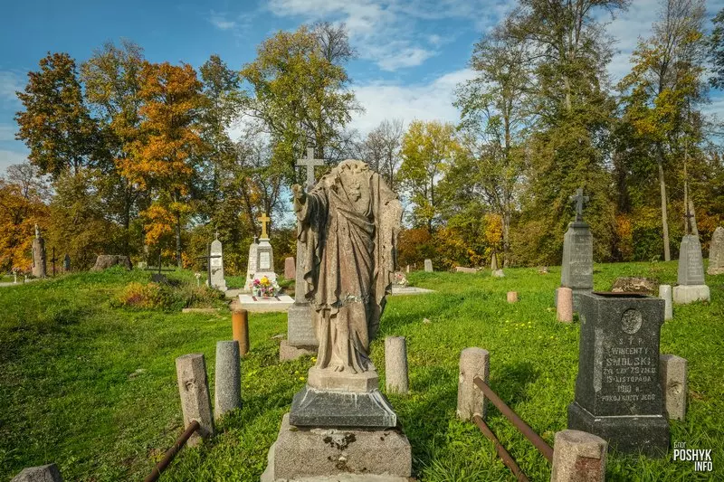 Могілкі ў аграгарадку Уселюб
