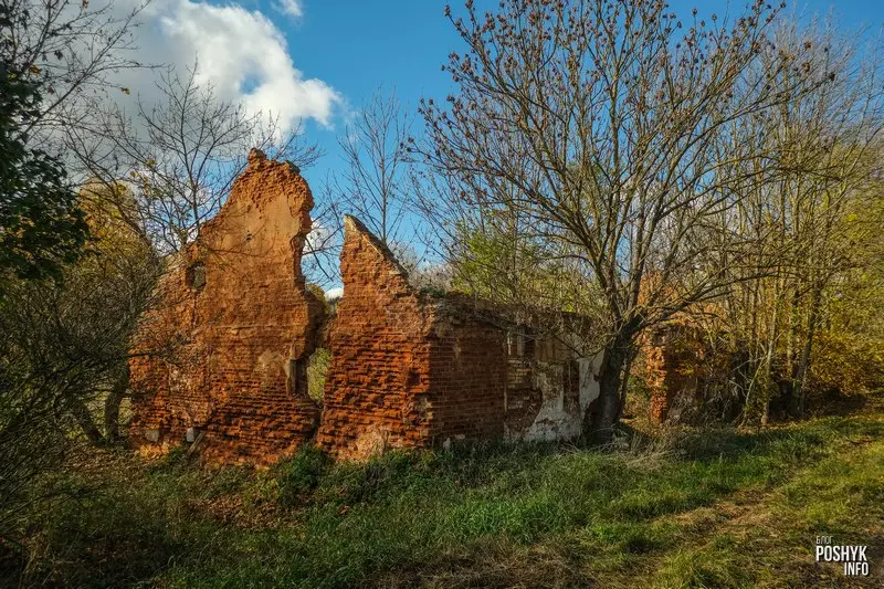 Руіны маёнтка ў аграгарадку Вялікі Двор