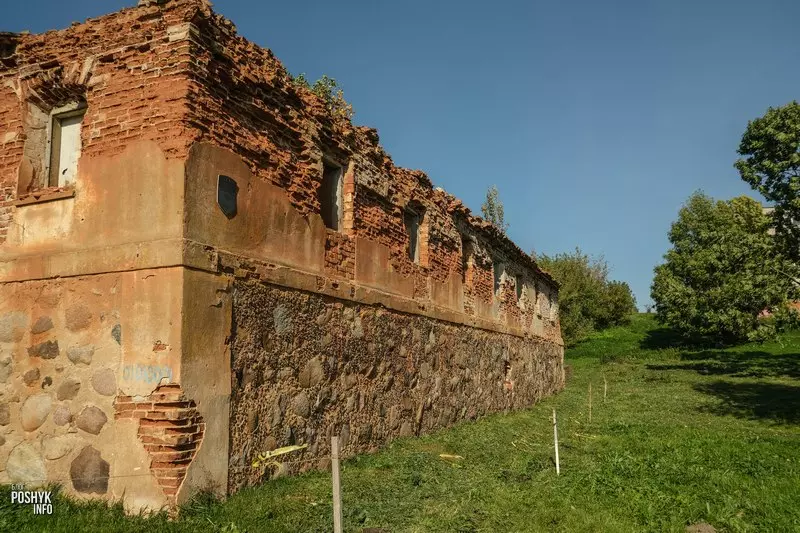 Закінуты будынак у Карэлічах