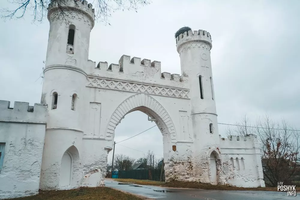 Старадаўняя брама Пуслоўскіх у Старых Песках Старадаўняя брама Пуслоўскіх у аграгарадку Пескі