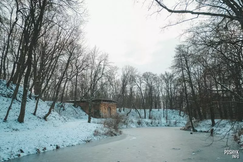 Руіны брамы і замак Сапегаў у горадзе Высокае