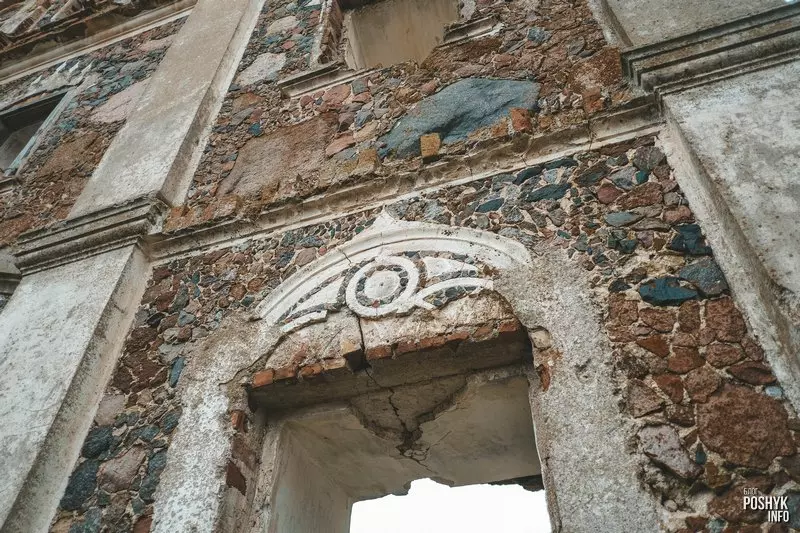 Ruins of the estate in Dubovtsy