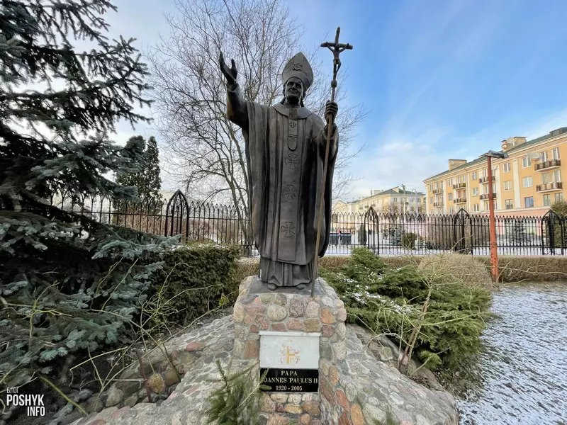 Статуя каля касцёла ў Брэсце