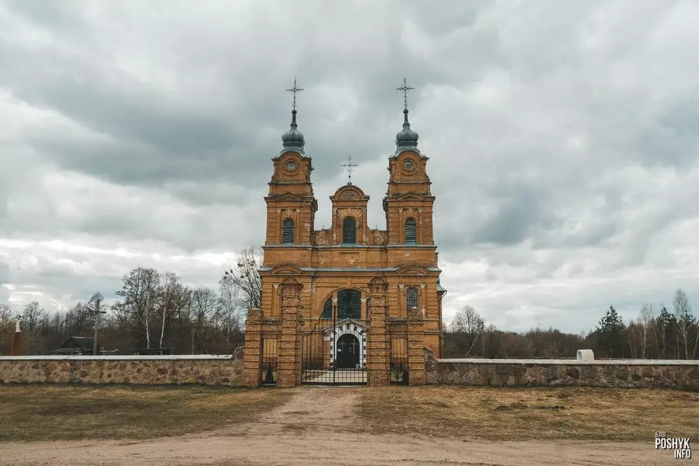 Касцёл Божага Цела ў вёсцы Дварэц Касцёл Божага Цела ў вёсцы Дварэц