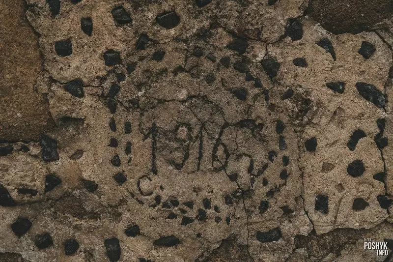 Старадаўняя сцяна ў вёсцы Раготна