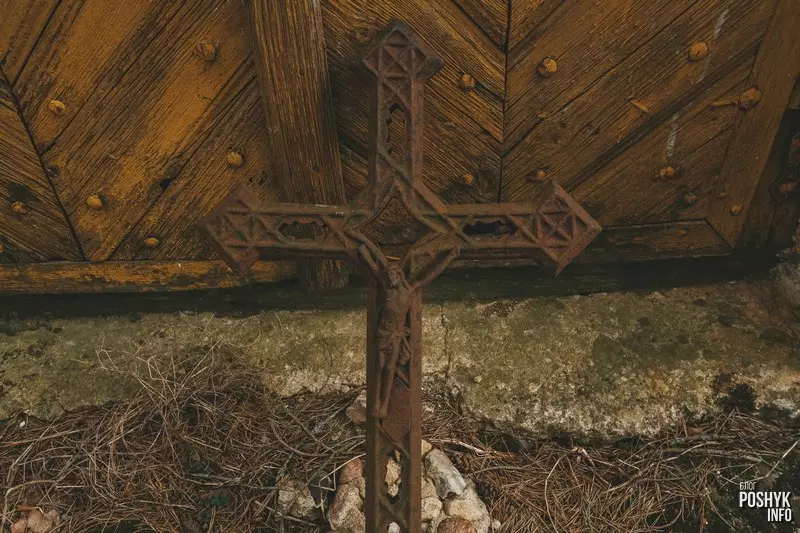 Крыж побач з капліцай у вёсцы Моўчадзь.