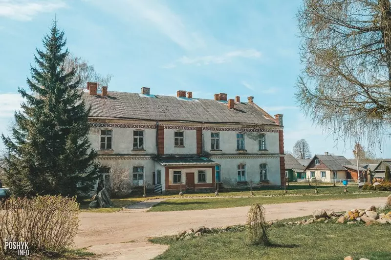 Плябанія каля касцёла ў Відзах