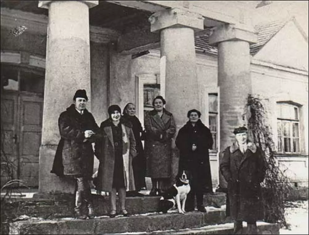 Сям'я Стралкаў (Стржалкаў) побач з фамільным домам Сям'я Стралкаў (Стржалкаў) побач з фамільным домам