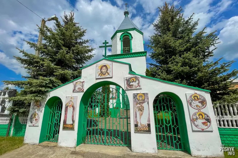 Брама каля царквы ў Крайску