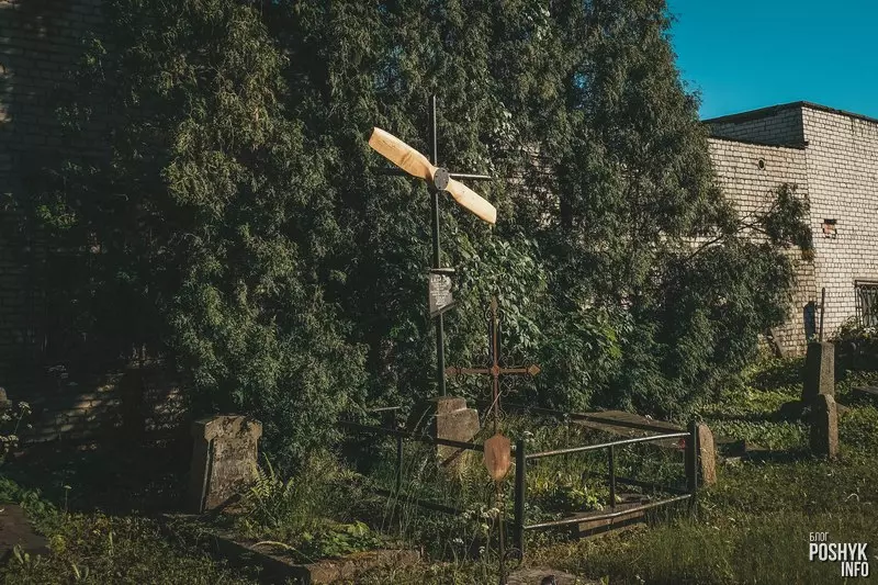 Магіла з прапелерам у Брэсце