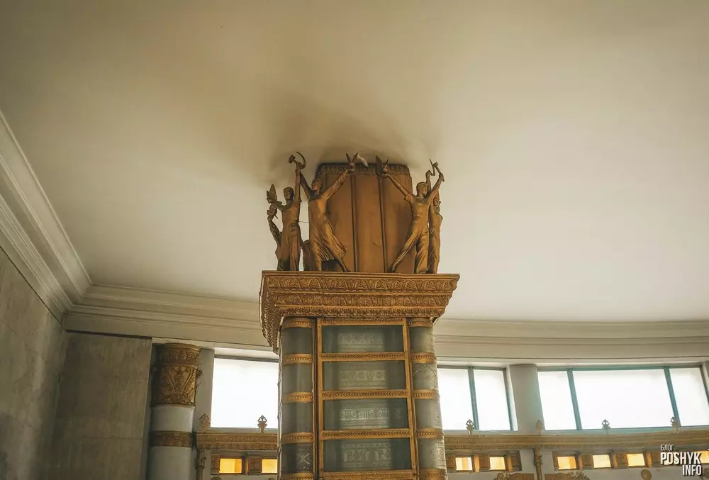 Незвычайныя статуі ў ГУМе