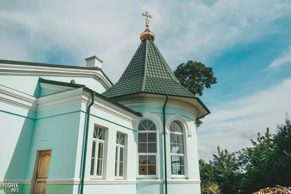 Семінарыя і царква ў вёсцы Правыя Масты