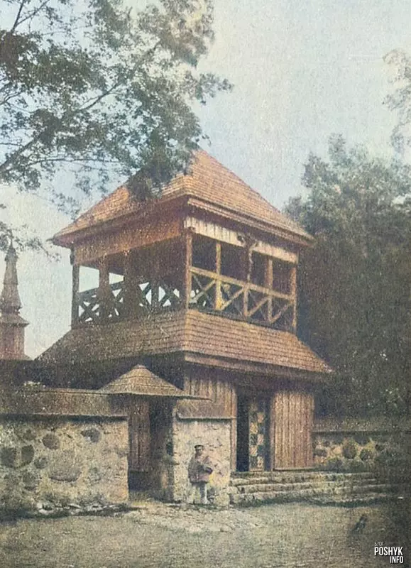 Брама званіца ў вёсцы Камень