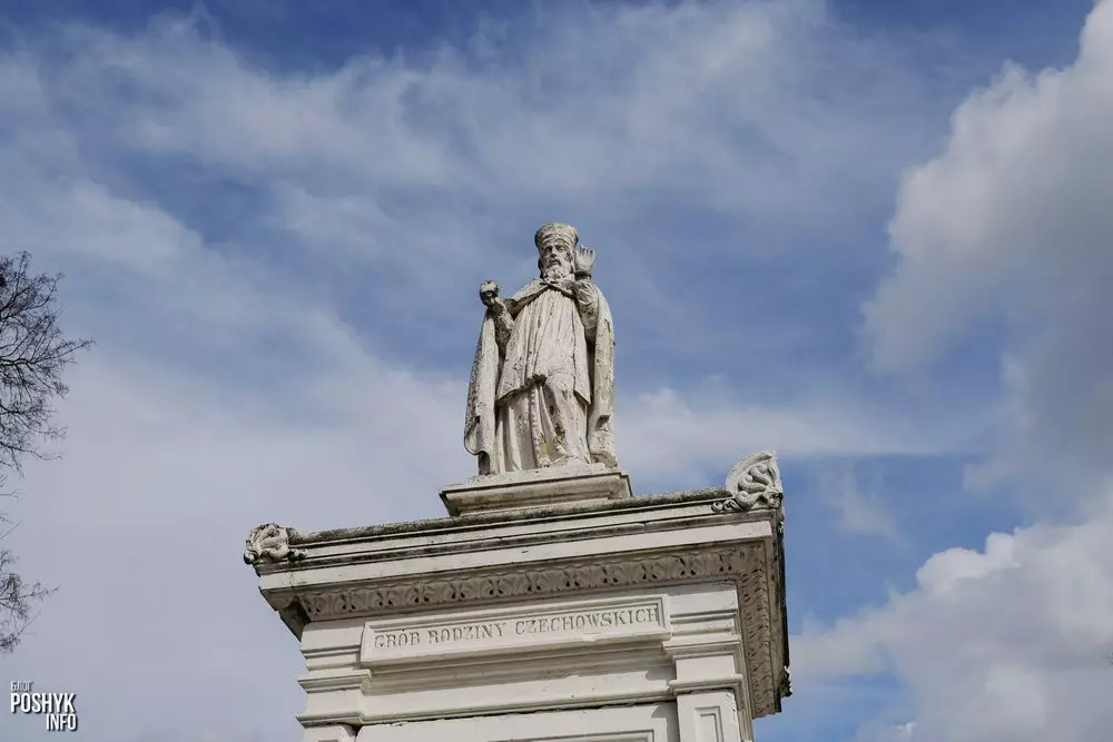 Незвычайнае надмагілле каля касцёла ў аграгарадку Лунна