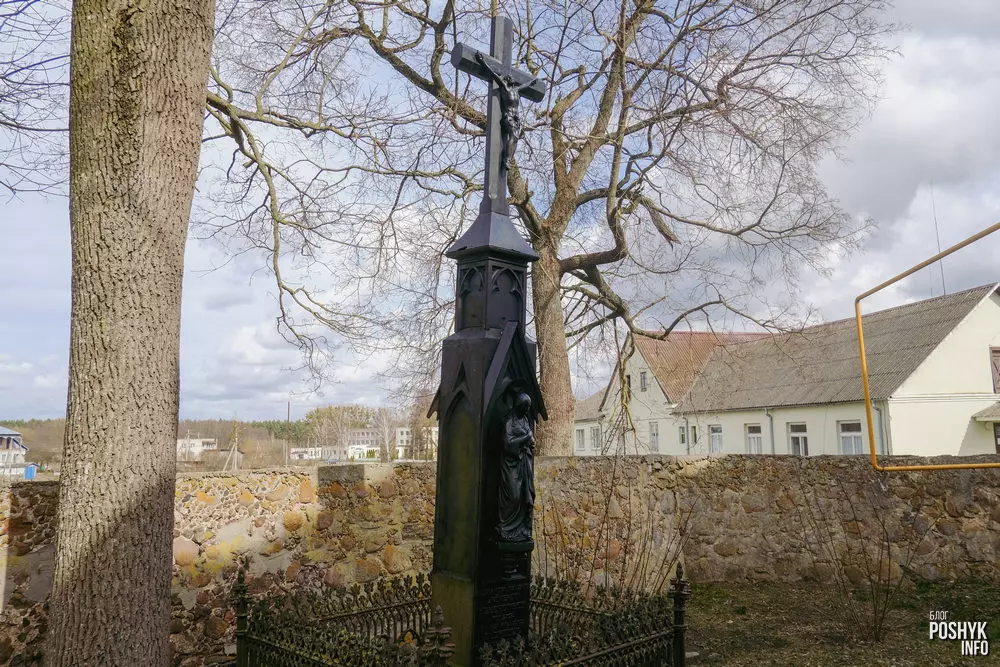 Неагатычны надмагілле ў вёсцы Лунна