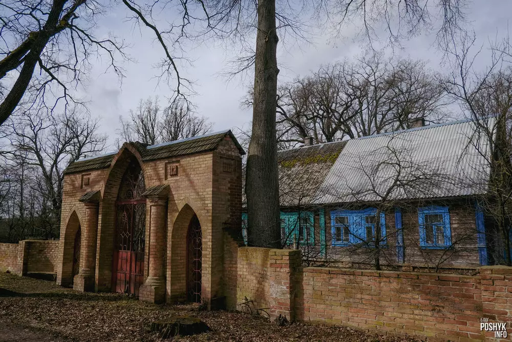 Што за брама ў вёсцы Пладовая?