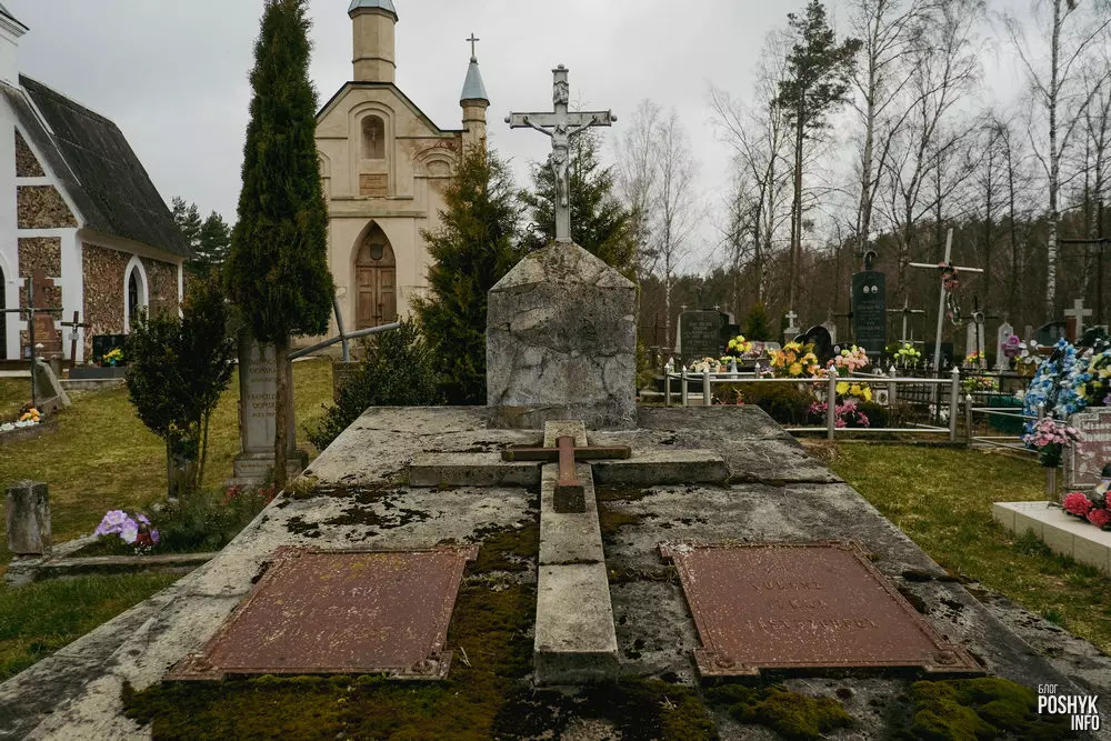 Склеп на старажытных могілках у Сапоцкіне Склеп на старажытных могілках у Сапоцкіне
