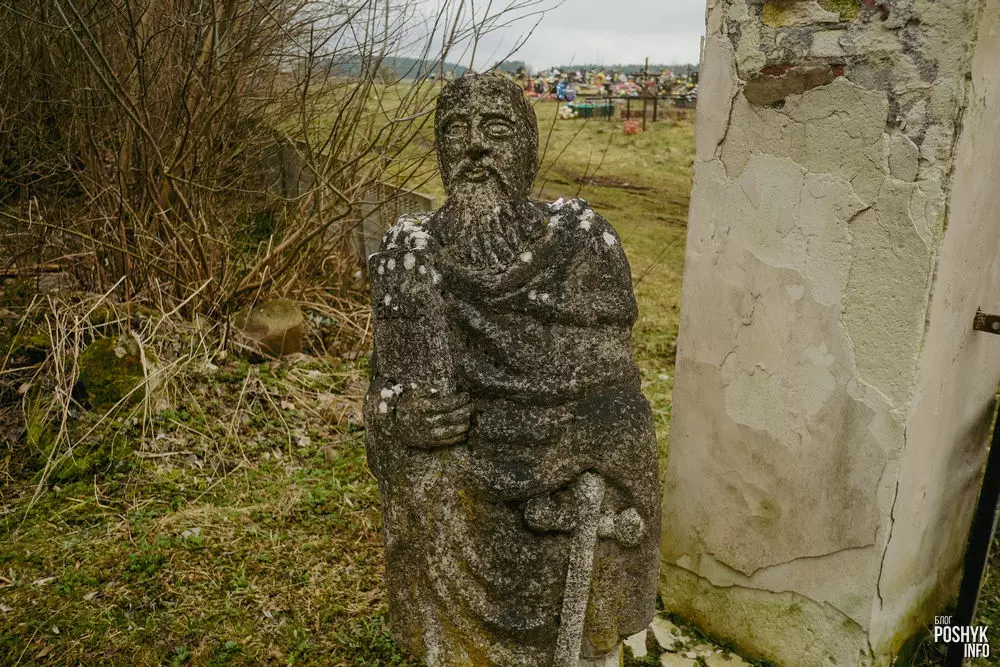 Сапоцкін Што за статуі каля могілак у Сапоцкіне?