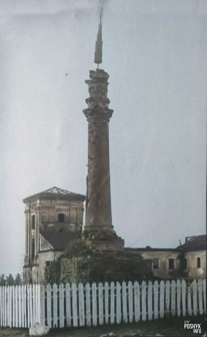 Калона каля касцёла ў Дзярэчыне Калона каля касцёла ў Дзярэчыне