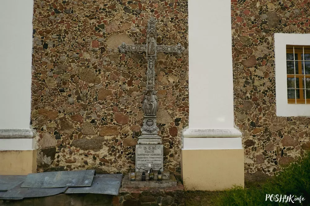 Крыж каля касцёла ў Поразаве Крыж каля касцёла ў Поразаве