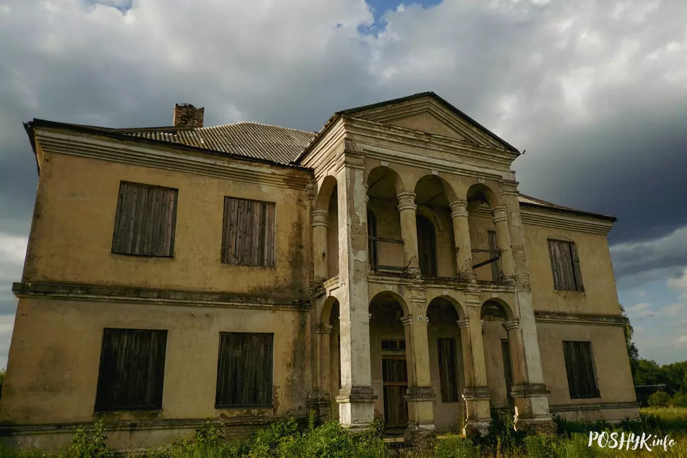 Занядбаны будынак у Поразава Закінуты дом у Поразава