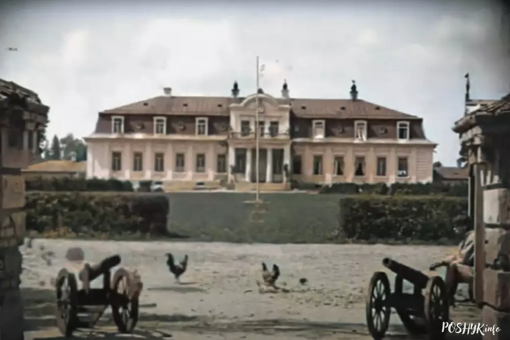 Пеўні пераклікаюцца Бачэйкава Палац у фільме Джэнтэльмен і певень