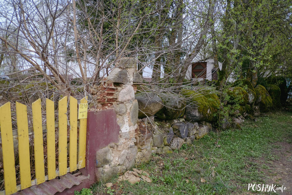 Ограда возле церкви в Городке