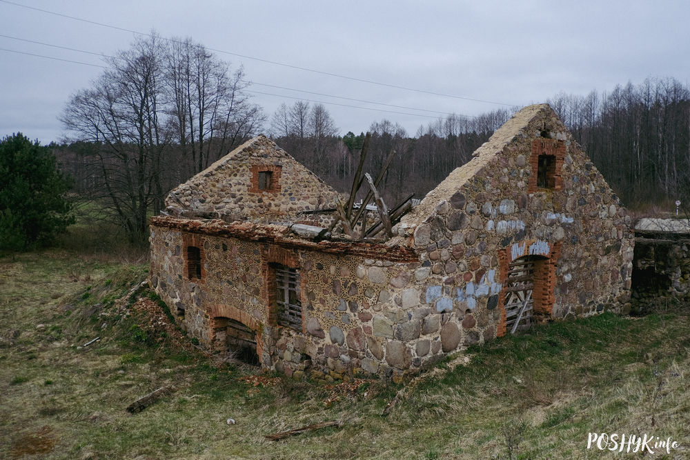 Руины водяной мельницы в деревне Петровщина