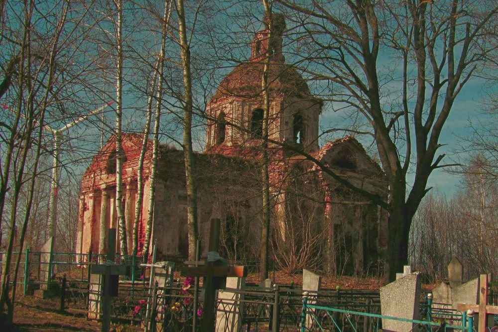 Руины православного храма в деревне Старая Водва