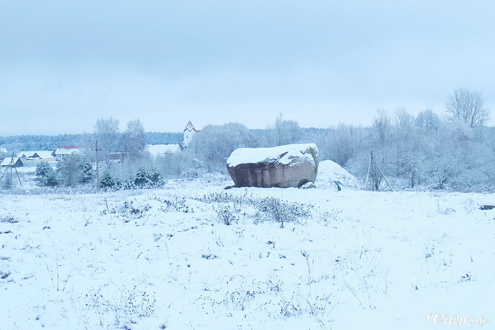"Чортаў" валун і Петрапаўлаўскі касцёл у вёсцы Камень
