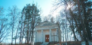 Капліца і рэшткі сядзібы Наркевічаў-Ёдкаў у Лапушна
